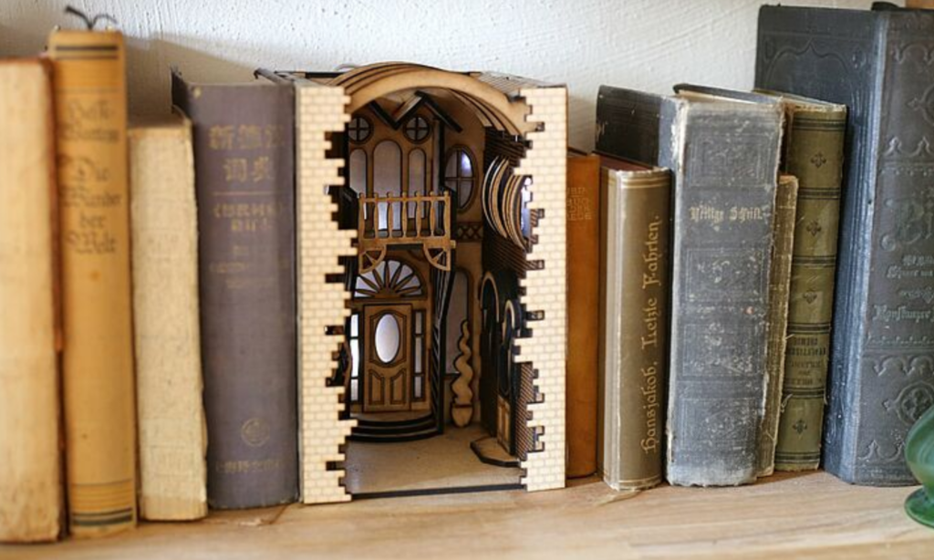 DIY Book Nook mit Monono – Die Winkelgasse im Bücherregal